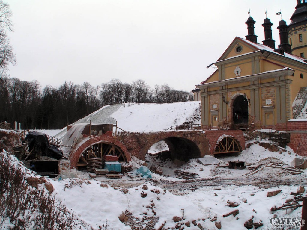 разрушенный мост восстанавливают из красивого кирпича