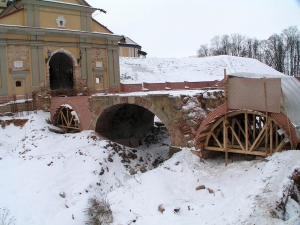 разрушенный мост восстанавливают из красивого кирпича